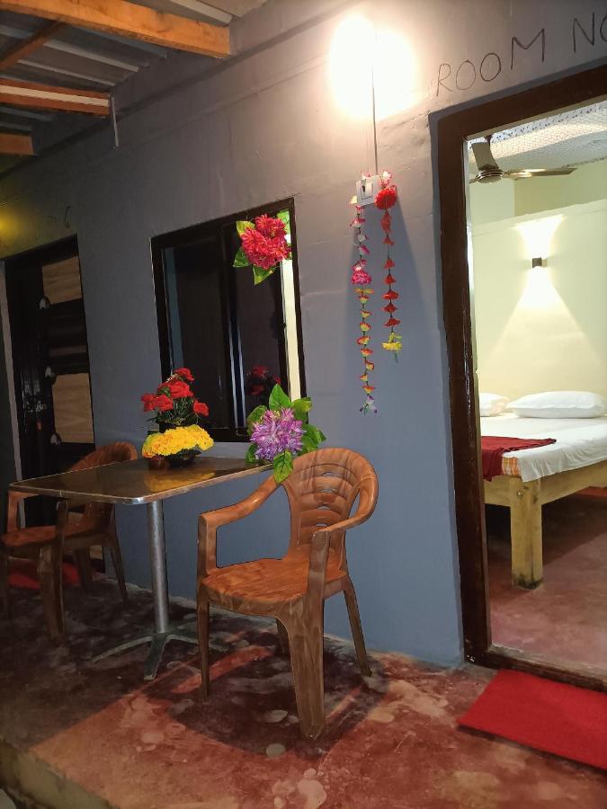 Om D S Cafe 51 & Beach Stay Гокарна Экстерьер фото